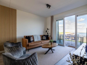 Beachfront apartment with sea-view